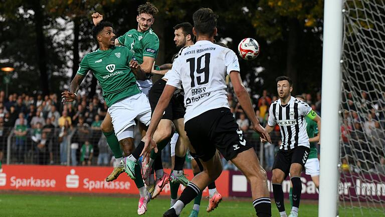 Luca Trslic (Zweiter von links) erzielt per Kopf die frühe Führung für den FC 05 Schweinfurt im Spitzenspiel gegen den SV Wacker Burghausen. Links beobachtet Teamkollege Michael Dellinger die Szene.