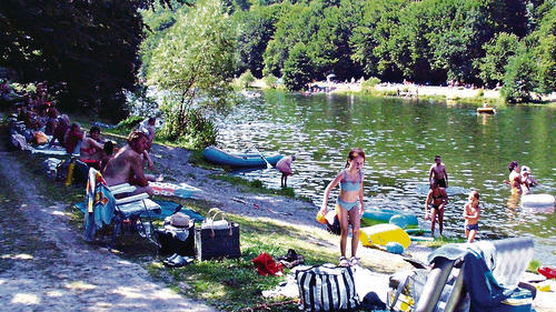 Der Sindersbachsee bei Langenprozelten ist mit Wald, Wiese und sauberem Wasser einer der wenigen Badeseen im weiten Umkreis. Dabei ist, streng genommen, nicht einmal das Baden erlaubt.