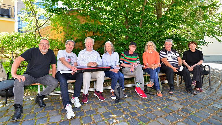 Die 'Hutmacher' vom Neunerplatz-Theater (von links): Sven Höhnke, Karl-Georg Rötter, Burkard Schmidl, Georg Kolb, Jörg Meister, Carola Thieme, Wolfgang Salomon und Elisabeth Stein-Salomon, es fehlen Ralf Duggen und Jochen Volpert.