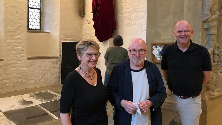 Bei der Ausstellung von Norbert Kleinlein in St. Johannis 'Nein zu Missbrauch und Gewalt' von links: Gisela Bruckmann, Norbert Kleinlein und Dekan Oliver Bruckmann.