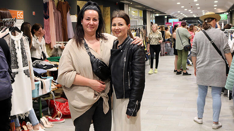 Die Veranstalterinnen Lisa Fürst (rechts) und Kristin Orth veranstalten seit knapp zehn Jahren den Ladiesnight-Flohmarkt in Schweinfurt.