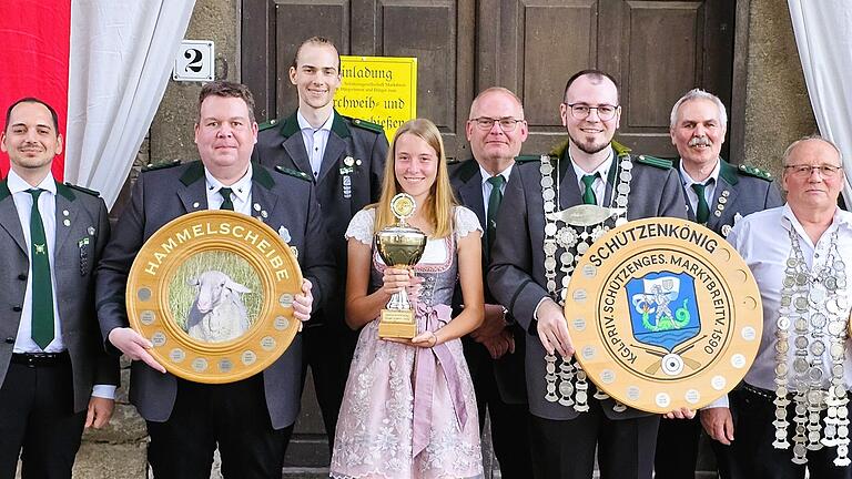 Die neuen Majestäten der Marktbreiter Schützen: Sebastian Sperber, Daniel Redelhammer, Maximilian Fenn, Bürgerjugendkönigin Jule Barthel, Wieland Iglhaut, Schützenkönig Andreas Ihlefeldt, 2. Schützenmeister Kurt Ihlefeldt und Bürgerkönig Wilfried Sperber