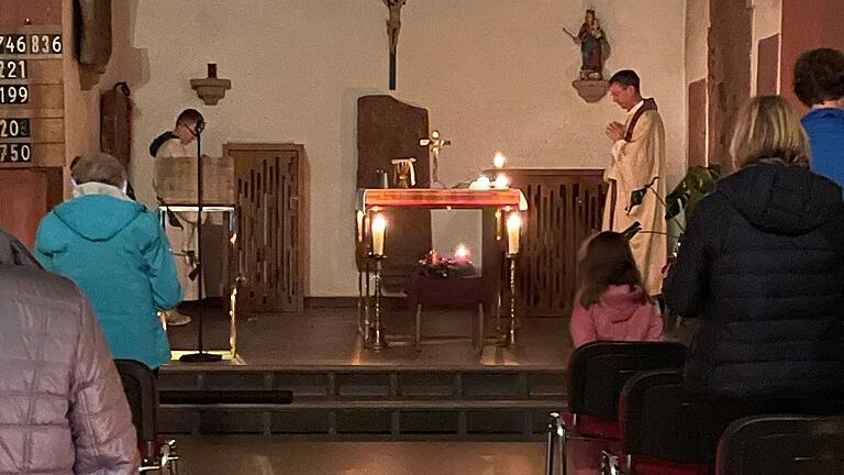 Rorate-Messe in der Alten Kirche Wernfeld.