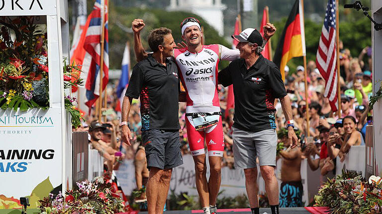 Platt       -  Nach dem Zieleinlauf war Jan Frodeno die Erschöpfung anzusehen. Foto: Bruce Omori