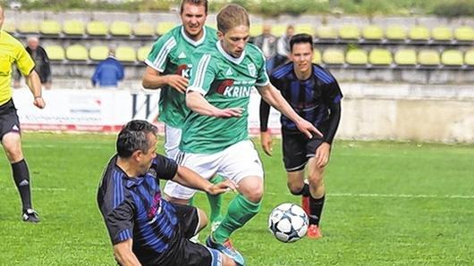 Ex-Bundesliga-Profi Tomas Galasek (unten) lief beim FSV Erlangen-Bruck auf. Doch auch der Tscheche, der hier gegen Torschütze Sven Wieczorek grätscht, konnte das Sander 1:0 nicht verhindern.