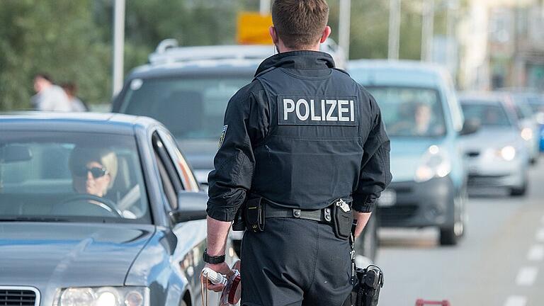 Grenzkontrollen an der deutsch-österreichischen Grenze       -  Die Polizei soll ihre Grenzkontrollen ausdehnen.