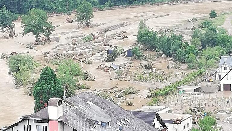 Im Juli 2021 zerstörten gewaltige Wassermassen ganze Ortschaften. Über hundert Menschen starben. Im Juli 2021 zerstörten gewaltige Wassermassen ganze Ortschaften. Über hundert Menschen starben.