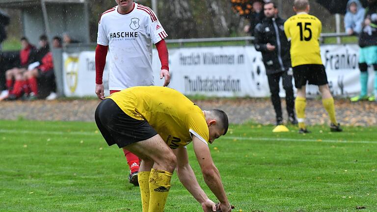 Spieler und Greenkeeper in Personalunion ist dieser Kicker des FC Thulba beim Match gegen den TSV Bad Königshofen.       -  Spieler und Greenkeeper in Personalunion ist dieser Kicker des FC Thulba beim Match gegen den TSV Bad Königshofen.