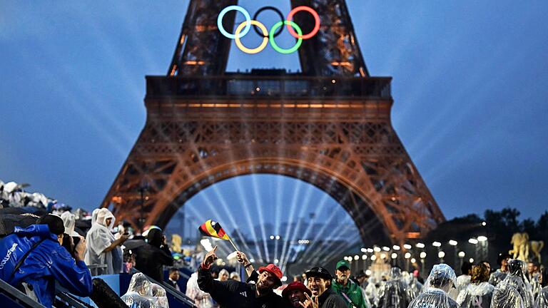 Paris 2024 - Eröffnungsfeier       -  Die Olympischen Ringe am Eiffelturm