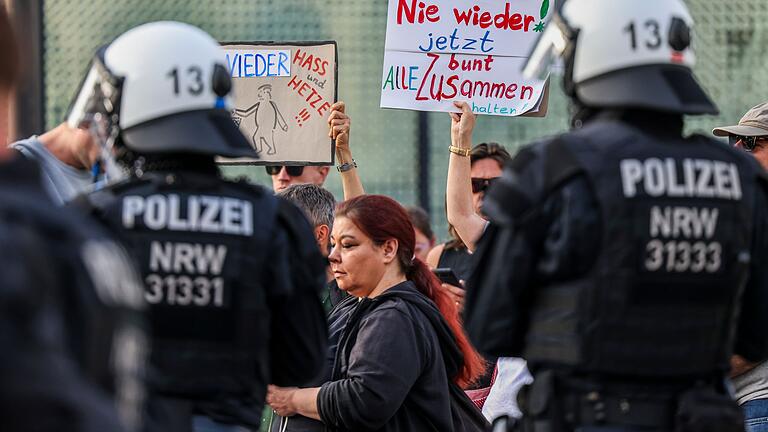 Nach der Messerattacke auf dem Solinger Stadtfest - Demonstration - Nach dem Anschlag mit drei Toten in Solingen hat es am Montagabend in der Stadt erneut Demonstrationen gegeben. Nach der Messerattacke auf dem Solinger Stadtfest - Demonstration - Nach dem Anschlag mit drei Toten in Solingen hat es am Montagabend in der Stadt erneut Demonstrationen gegeben.