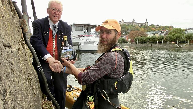 Georg Götz (links) überreicht dem Paddler Richard J. Varga den Sonderbocksbeutel für seine unglaubliche Tour. Georg Götz (links) überreicht dem Paddler Richard J. Varga den Sonderbocksbeutel für seine unglaubliche Tour.
