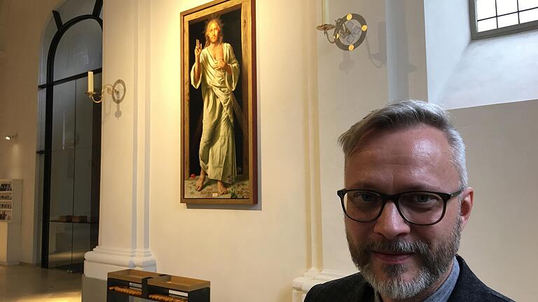 Michael Triegel in Sankt Peter und Paul in Würzburg. Im Hintergrund sein Bild 'Barmherziger Christus'. Michael Triegel in Sankt Peter und Paul in Würzburg. Im Hintergrund sein Bild 'Barmherziger Christus'.