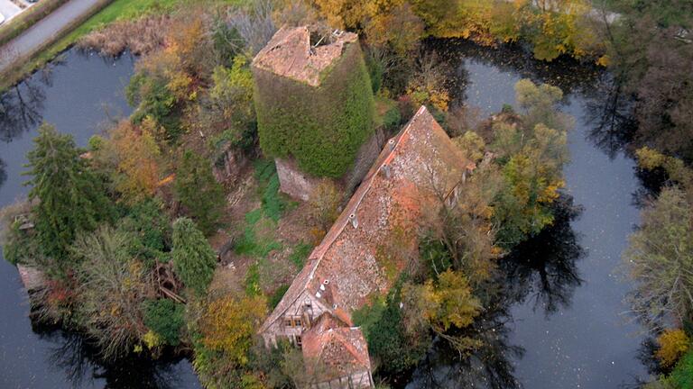 Der vermutlich im 11. Jahrhundert erbaute Bergfried wurde 2014 vor dem Verfall gesichert. Der vermutlich im 11. Jahrhundert erbaute Bergfried wurde 2014 vor dem Verfall gesichert.