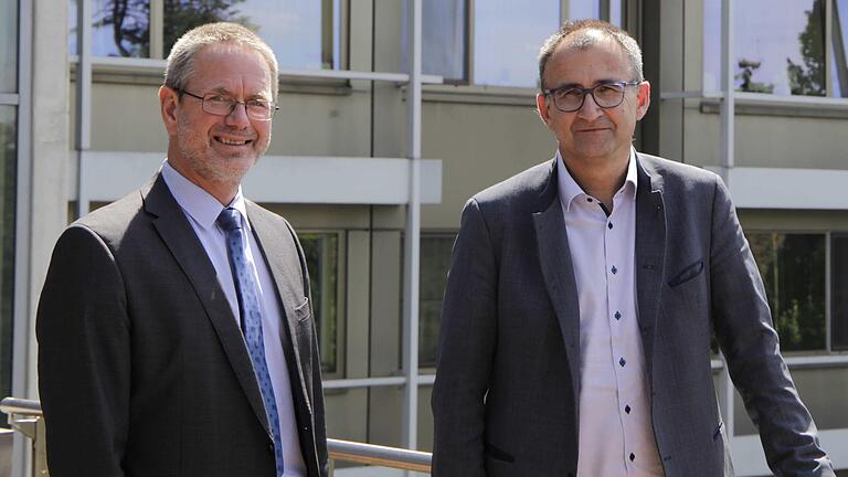 Sie halten den Verbund zwischen ihren beiden Krankenhäusern für den 'einzig gangbaren Weg': Martin Stapper (lins), Geschäftsführer der Kongregation der Schestern des Erlösers als Betreiber des Josefs-Krankenhaus), sowie Jürgen Winter, Geschäftsführer des städtischen Leopoldina-Krankenhauses. Sie halten den Verbund zwischen ihren beiden Krankenhäusern für den 'einzig gangbaren Weg': Martin Stapper (lins), Geschäftsführer der Kongregation der Schestern des Erlösers als Betreiber des Josefs-Krankenhaus), sowie Jürgen Winter, Geschäftsführer des städtischen Leopoldina-Krankenhauses.