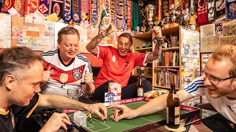 Fußball im Fernsehen? Oder doch lieber selbst 'Fußball' spielen? Die Sportredaktion hat (von links) Jürgen Sterzbach, Daniel Rathgeber, Michi Bauer und Dominik Großpietsch in einen Partykeller geschickt und vier unterhaltsame Alternativen ausprobieren lassen. Offenbar hat's richtig viel Spaß gemacht. Fußball im Fernsehen? Oder doch lieber selbst 'Fußball' spielen? Die Sportredaktion hat (von links) Jürgen Sterzbach, Daniel Rathgeber, Michi Bauer und Dominik Großpietsch in einen Partykeller geschickt und vier unterhaltsame Alternativen ausprobieren lassen. Offenbar hat's richtig viel Spaß gemacht.