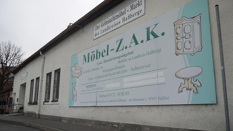 Der Gebrauchtmöbelmarkt, Möbel Z.A.K., in Hofheim. Dem Projekt der Abfallwirtschaft fehlt Personal. Deswegen ist der Möbelmarkt bereits seit Mitte Oktober 2022 geschlossen. Der Gebrauchtmöbelmarkt, Möbel Z.A.K., in Hofheim. Dem Projekt der Abfallwirtschaft fehlt Personal. Deswegen ist der Möbelmarkt bereits seit Mitte Oktober 2022 geschlossen.