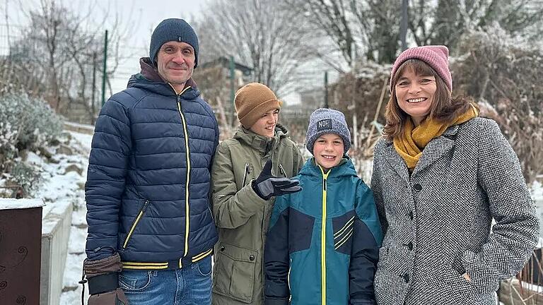 Die Brüder Simon (links) und Lukas (rechts) kämpfen mit sehr unterschiedlichen Diagnosen. Ein normales Familienleben sei da kaum möglich, räumen die Eltern Christian und Marion ein.