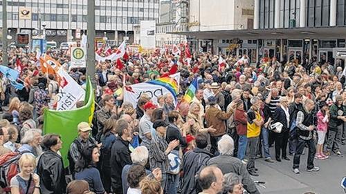 Vor dem Start am Hauptbahnhof: Teilnehmer aus verschiedensten politischen und gesellschaftlichen Lagern sammelten sich am 1. Mai zur Kundgebung gegen Rechtsextremismus.