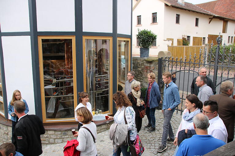 Durch den neuen Schaupavillon der alten Hausbrennerei Wecklein in Binsbach können die Kunden das Brennen live miterleben.