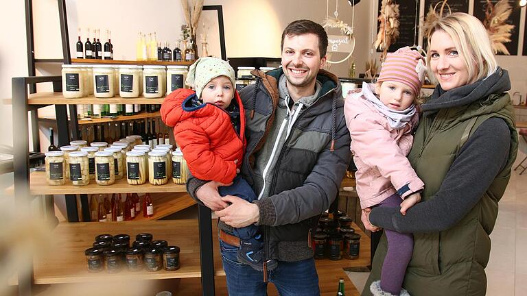 Florian und Franziska Wolf in ihrem Hofladen „Wolf´s – echt hofgemacht“. Die Kinder Magdalena und Lorenz wachsen von klein auf mit rein in das Leben auf dem Land und im Hofladen.