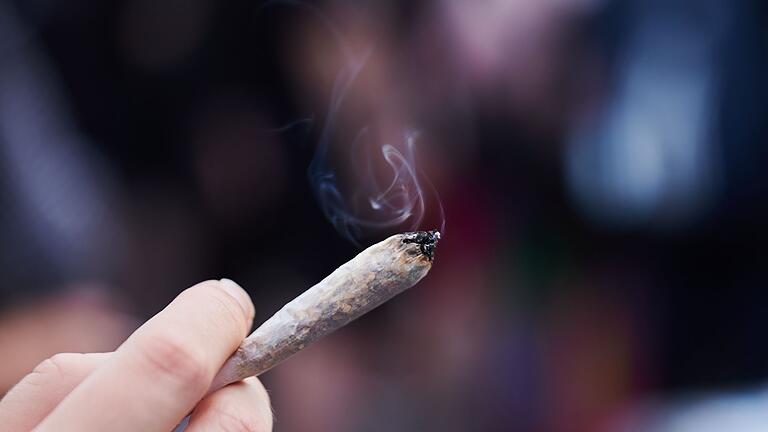 Cannabis-Legalisierung.jpeg - Eine Frau hält einen Joint in der Hand. Cannabis-Legalisierung.jpeg - Eine Frau hält einen Joint in der Hand.