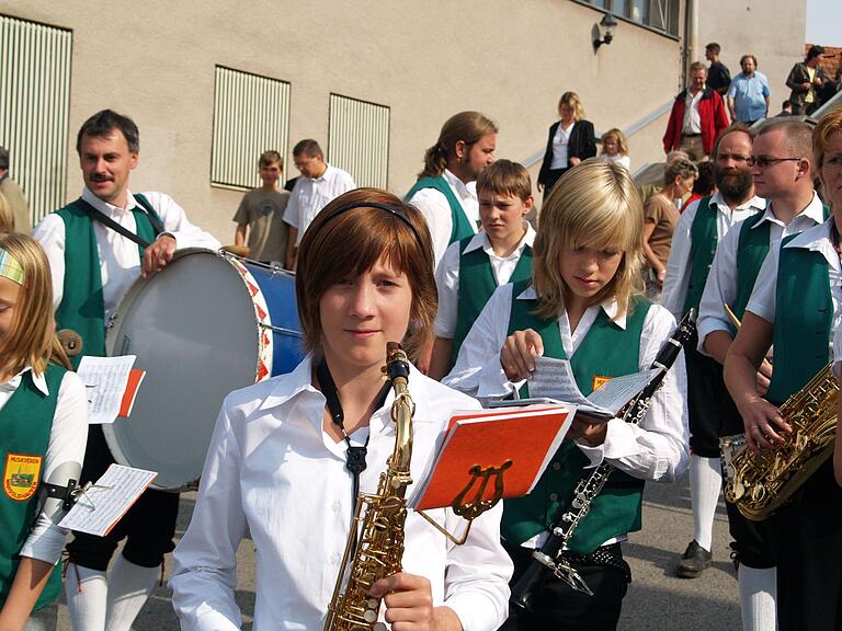 Lang, lang ist's her: Die im Jahre 2007 gerade 13 Jahre alte Anna Lurz (Bildmitte) und der damals 17-jährige Michael Slabsche (rechts) sind nicht nur seit vielen Jahren aktive Musikanten, sie führen die Wargolshäuser Musikanten auch im Jubiläumsjahr.