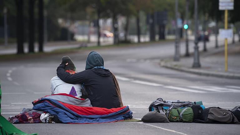 Friedliche Sitzblockade in Berlin: Ein Pärchen auf der Straße, die zum Schloss Bellevue führt. Friedliche Sitzblockade in Berlin: Ein Pärchen auf der Straße, die zum Schloss Bellevue führt.