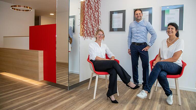 Zwei Hörakustikmeisterinnen und ein Hörakustikmeister gehören zum Team von Hahn Hörgeräte in Schweinfurt: (von links) Helen Fella, Suat Günes und Inhaberin Ulrike Hahn. Zwei Hörakustikmeisterinnen und ein Hörakustikmeister gehören zum Team von Hahn Hörgeräte in Schweinfurt: (von links) Helen Fella, Suat Günes und Inhaberin Ulrike Hahn.