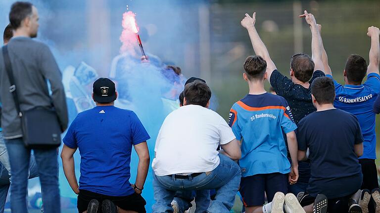Blaue Rauchschwaden in Ochsenfurt: Die Fans der SG Randersacker bejubeln den Aufstieg in die Kreisliga. Blaue Rauchschwaden in Ochsenfurt: Die Fans der SG Randersacker bejubeln den Aufstieg in die Kreisliga. 