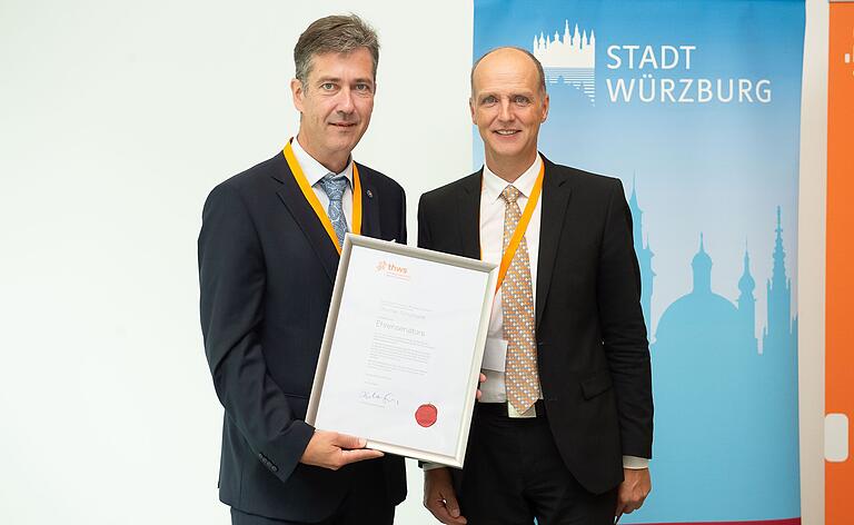 Der Würzburger Oberbürgermeister Christian Schuchardt (links) darf ab sofort den Titel Ehrensenator der Technischen Hochschule Würzburg-Schweinfurt (THWS) tragen. Präsident Robert Grebner überreichte die Ernennungsurkunde. Der Würzburger Oberbürgermeister Christian Schuchardt (links) darf ab sofort den Titel Ehrensenator der Technischen Hochschule Würzburg-Schweinfurt (THWS) tragen. Präsident Robert Grebner überreichte die Ernennungsurkunde.