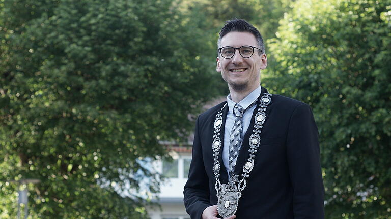 Jan Marberg als Bürgermeister von Bad Brückenau vereidigt - Bad Brückenaus Bürgermeister Jan Marberg mit der Amtskette samt Stadtwappen. Jan Marberg als Bürgermeister von Bad Brückenau vereidigt - Bad Brückenaus Bürgermeister Jan Marberg mit der Amtskette samt Stadtwappen.