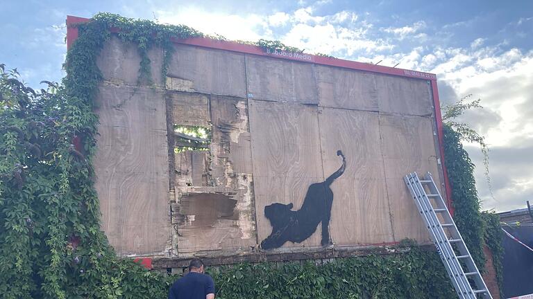 Banksy enthüllt neues Kunstwerk - Die Polizei hat den Bereich um die Werbetafel mit dem Banksy-Werk abgesperrt. Banksy enthüllt neues Kunstwerk - Die Polizei hat den Bereich um die Werbetafel mit dem Banksy-Werk abgesperrt.