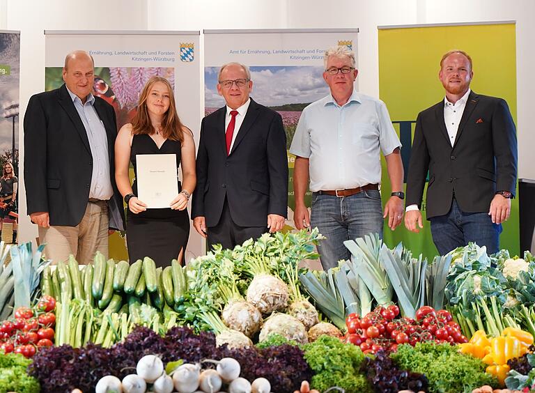 Die erfolgreiche Absolventin Noemi Nowak aus Main-Spessart  mit den Verantwortlichen Gerd Düll (ganz links),  Regierungspräsident  Dr. Eugen Ehmann, Christoph Schlereth und Silas Häußlein.