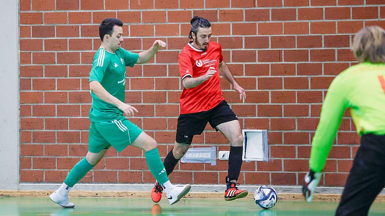 Bledon Milazimi (am Ball) vom FV Karlstadt, hier bedrängt von Ali Ceylan, kam ohne Niederlage durch die Gruppenphase des Vorturniers zur Hallenkreismeisterschaft. Bledon Milazimi (am Ball) vom FV Karlstadt, hier bedrängt von Ali Ceylan, kam ohne Niederlage durch die Gruppenphase des Vorturniers zur Hallenkreismeisterschaft.