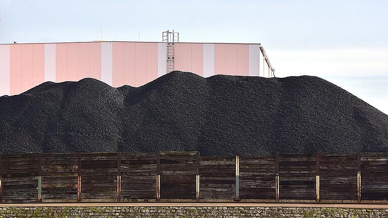 Jede Menge Kohle für das Gemeinschaftskraftwerk, von der jährlich um die 30 000 Tonnen verbrannt werden. Jede Menge Kohle für das Gemeinschaftskraftwerk, von der jährlich um die 30 000 Tonnen verbrannt werden.