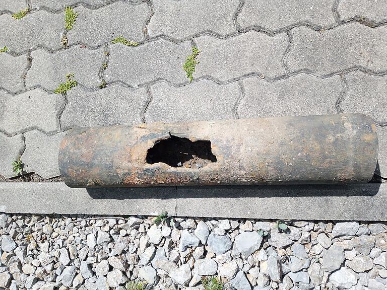 Deutlich zu erkennen ist das große Loch in der Wasserleitung. Mitarbeiter des Stadtbauhhofs haben noch am Montagabend das beschädigte Teilstück der Leitung ausgebaut und geflickt. Deutlich zu erkennen ist das große Loch in der Wasserleitung. Mitarbeiter des Stadtbauhhofs haben noch am Montagabend das beschädigte Teilstück der Leitung ausgebaut und geflickt.