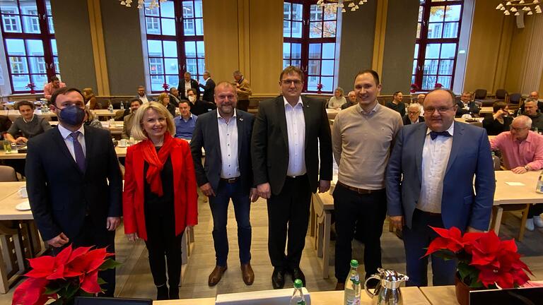 Da war die Begeisterung noch groß: Bei einer gemeinsamen Sitzung von Kreisräten aus dem Landkreis Kitzingen und Verwaltungsräten des Kommunalunternehmens Würzburg im Landratsamt Kitzingen zur Reaktivierung der Mainschleifenbahn trafen sich (von links) Wirtschaftsförderer Frank Albert und Landrätin Tamara Bischof (beide Landratsamt Kitzingen), Landrat Thomas Eberth (Landratsamt Würzburg), als Gäste Ralf Gummersbach und Philipp Roth von den Stadtwerken Ulm und Alexander Schraml (Geschäftsführer im Kommunalunternehmen Würzburg). Da war die Begeisterung noch groß: Bei einer gemeinsamen Sitzung von Kreisräten aus dem Landkreis Kitzingen und Verwaltungsräten des Kommunalunternehmens Würzburg im Landratsamt Kitzingen zur Reaktivierung der Mainschleifenbahn trafen sich (von links) Wirtschaftsförderer Frank Albert und Landrätin Tamara Bischof (beide Landratsamt Kitzingen), Landrat Thomas Eberth (Landratsamt Würzburg), als Gäste Ralf Gummersbach und Philipp Roth von den Stadtwerken Ulm und Alexander Schraml (Geschäftsführer im Kommunalunternehmen Würzburg).