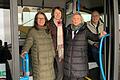 Testeten den neuen Elektrobus (von links): Landrätin Sabine Sitter, Monika Mützel (ÖPNV-Beauftragte des Landkreis Main-Spessart), Kathrin Grasmann und Matthias Vornwald-Grasmann.