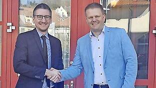 Bad Brückenaus Bürgermeister und Aufsichtsratsvorsitzender Jan Marberg (links) verlängerte im Namen des Aufsichtsrats der Stadtwerke den Vertrag mit Geschäftsführer Torsten Zwingmann bis zum Jahr 2031.       -  Bad Brückenaus Bürgermeister und Aufsichtsratsvorsitzender Jan Marberg (links) verlängerte im Namen des Aufsichtsrats der Stadtwerke den Vertrag mit Geschäftsführer Torsten Zwingmann bis zum Jahr 2031.