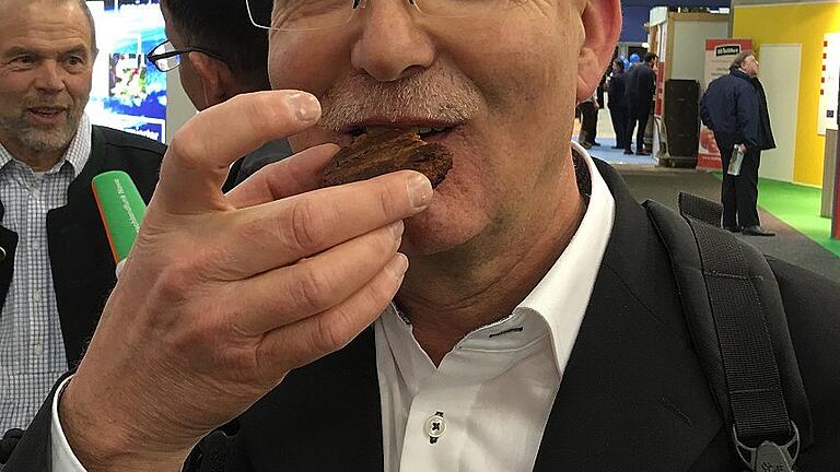„Zu trocken“ findet Rudolf Bender vom Bayerischen Bauernverband Kitzingen den Insektenburger. „Zu trocken“ findet Rudolf Bender vom Bayerischen Bauernverband Kitzingen den Insektenburger.