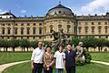 Matthias Behr (links) und Emma Smirnova mit Emmas Enkel Artimje und ihrem zweiten Mann Wladimir Baban vor der Würzburger Residenz. Emmas erster Mann Wladimir Smirnov starb 1982 bei der Fecht-WM durch die abgebrochene Klinge von Behrs Florett.&nbsp;
