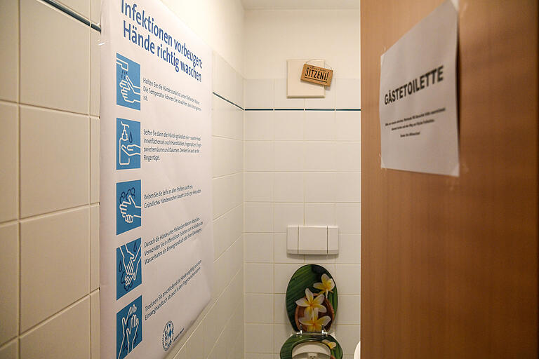 Auch auf der Toilette müssen die Gäste über die Hygienemaßnahmen unterrichtet werden. Auch auf der Toilette müssen die Gäste über die Hygienemaßnahmen unterrichtet werden.