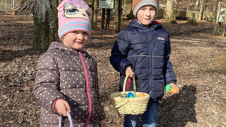 Finya (5 Jahre) und Silas Molnar (6 Jahre) mit ihren gut gefüllten Oster-Körbchen.       -  Finya (5 Jahre) und Silas Molnar (6 Jahre) mit ihren gut gefüllten Oster-Körbchen.