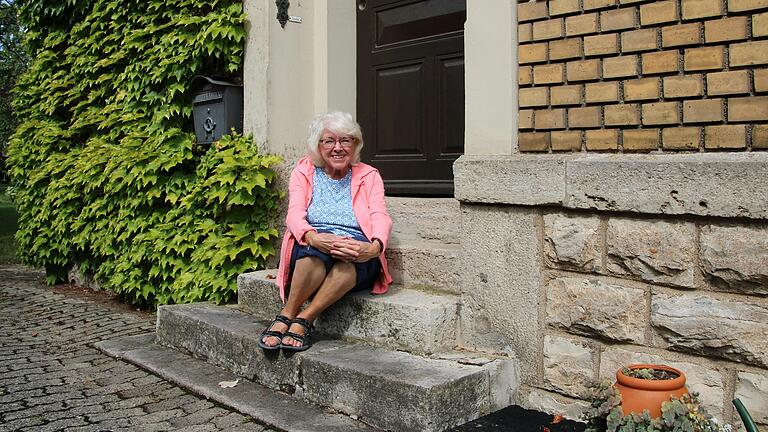 Im August 2024 in Kitzingen: Susan Lundeen, inzwischen 70, sitzt auf den Steinstufen, die sie als Kind so oft hinauf- und hinuntersprang. Im August 2024 in Kitzingen: Susan Lundeen, inzwischen 70, sitzt auf den Steinstufen, die sie als Kind so oft hinauf- und hinuntersprang.