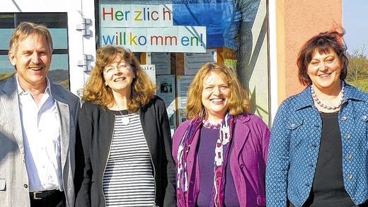 Vakanz beendet: Die Freude über die Neubesetzung der stellvertretenden Schulleiterinnenstelle an der Grundschule Wasserlosen steht allen Beteiligten ins Gesicht geschrieben (von links) Dritter Bürgermeister Elmar Heil, die neue Stellvertreterin Jutta Pfister, Schulrätin Veronika Klose und Schulleiterin Heike Stahl. : Grundschule Vakanz beendet: Die Freude über die Neubesetzung der stellvertretenden Schulleiterinnenstelle an der Grundschule Wasserlosen steht allen Beteiligten ins Gesicht geschrieben (von links) Dritter Bürgermeister Elmar Heil, die neue Stellvertreterin Jutta Pfister, Schulrätin Veronika Klose und Schulleiterin Heike Stahl. : Grundschule