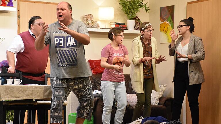 Chaos in der offenen Wohngruppe beim Theaterstück der Wittighäuser Dielegnatzer.