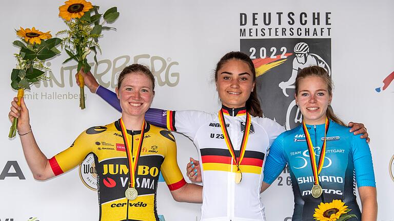 Siegerehrung bei der deutschen U-23-Meisterschaft im Einzelzeitfahren in Marsberg: Die Karbacherin Linda Riedmann (links) belegte Platz zwei hinter der Ingolstadterin Ricarda Bauernfeind (Mitte). Weiter im Bild: die drittplatzierte Judith Krahl (rechts). Siegerehrung bei der deutschen U-23-Meisterschaft im Einzelzeitfahren in Marsberg: Die Karbacherin Linda Riedmann (links) belegte Platz zwei hinter der Ingolstadterin Ricarda Bauernfeind (Mitte). Weiter im Bild: die drittplatzierte Judith Krahl (rechts).