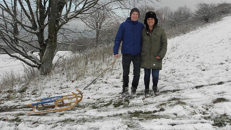 Erster Schnee in der Rhön.
Julian Beck und Diana Barbosa aus Niederlauer nutzten den ersten Schnee für eine Schlittenfahrt.