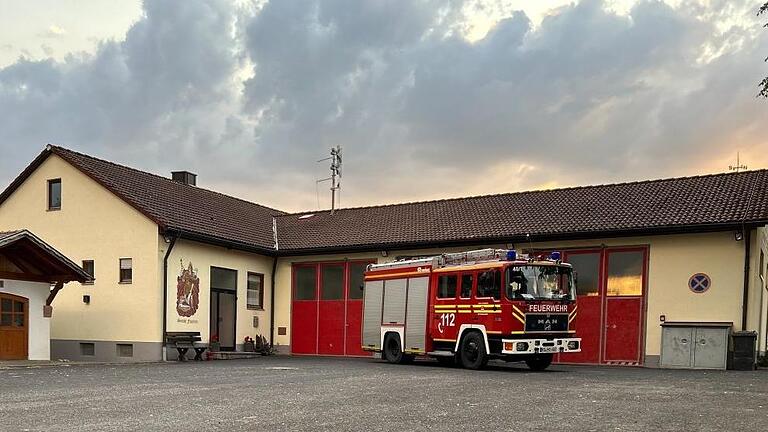 Im Jahre 1980 wurde mit dem Bau des 600.000 Mark teuren Feuerwehrgerätehauses das größte Projekt in der Vereinshistorie der Wittershäuser Floriansjünger in Angriff genommen. Das neue Löschfahrzeug HLF16/12 gehört seit 2019 zum festen Inventar der ...       -  Im Jahre 1980 wurde mit dem Bau des 600.000 Mark teuren Feuerwehrgerätehauses das größte Projekt in der Vereinshistorie der Wittershäuser Floriansjünger in Angriff genommen. Das neue Löschfahrzeug HLF16/12 gehört seit 2019 zum festen Inventar der Wehr.