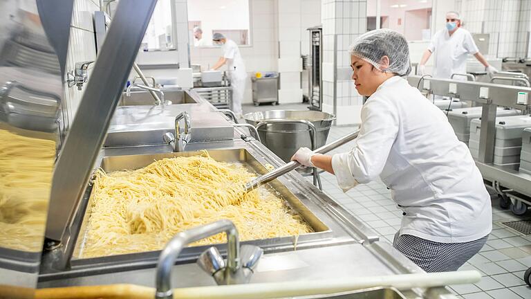 Kraftarbeit in der Uniklinik-Küche: Mitch Rublica rührt 100 Kilogramm Spaghetti wieder und wieder mit einem Paddel um. Kraftarbeit in der Uniklinik-Küche: Mitch Rublica rührt 100 Kilogramm Spaghetti wieder und wieder mit einem Paddel um.